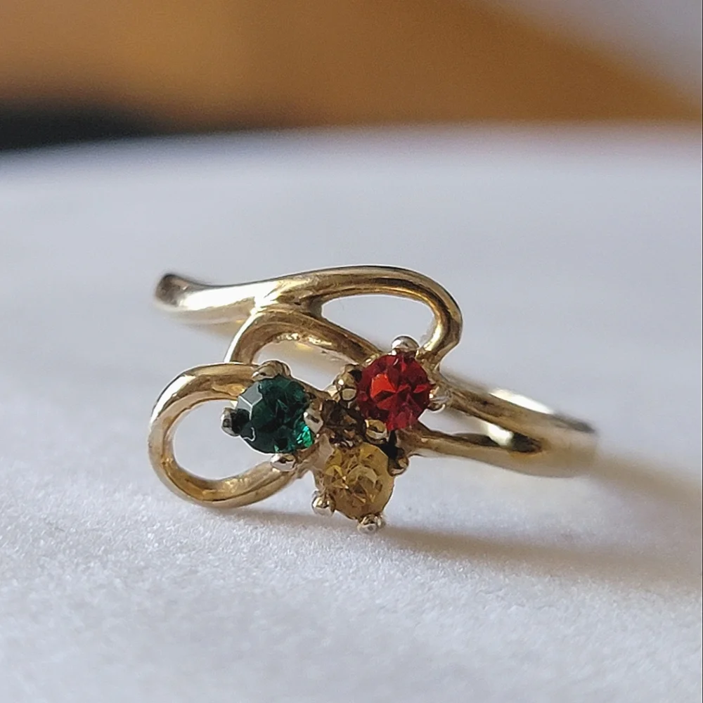 Vintage 3 Stone Mothers Ring Simulated Gemstone Gold Tone Dainty Size 7¾